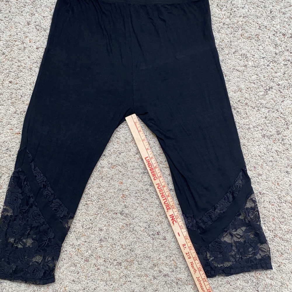 Women’s size14 Nextmia stretchy capris w/lace. - Picture 4 of 8